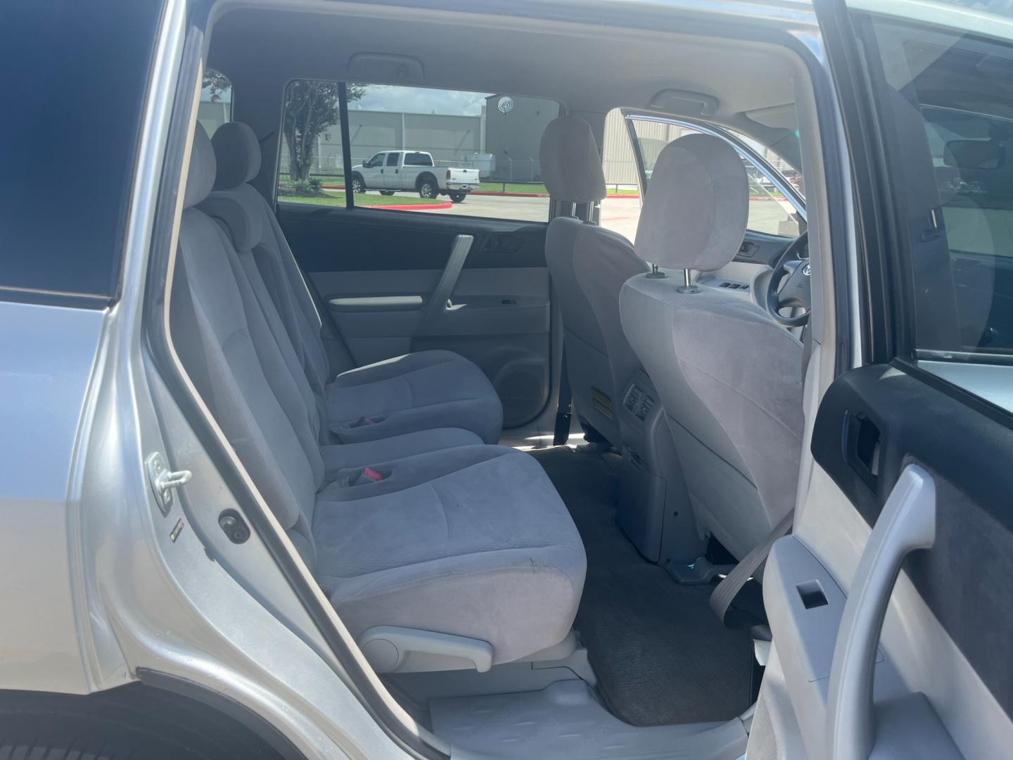 2009 SILVER /gray Toyota Highlander Base 2WD (JTEDA41A192) with an 3.5L V6 DOHC 24V engine, 5-Speed Automatic transmission, located at 14700 Tomball Parkway 249, Houston, TX, 77086, (281) 444-2200, 29.928619, -95.504074 - Photo#12